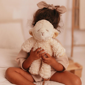 Мягкая игрушка Mrs. Ertha "Овечка Mrs. Polly", кремовая, 31 см